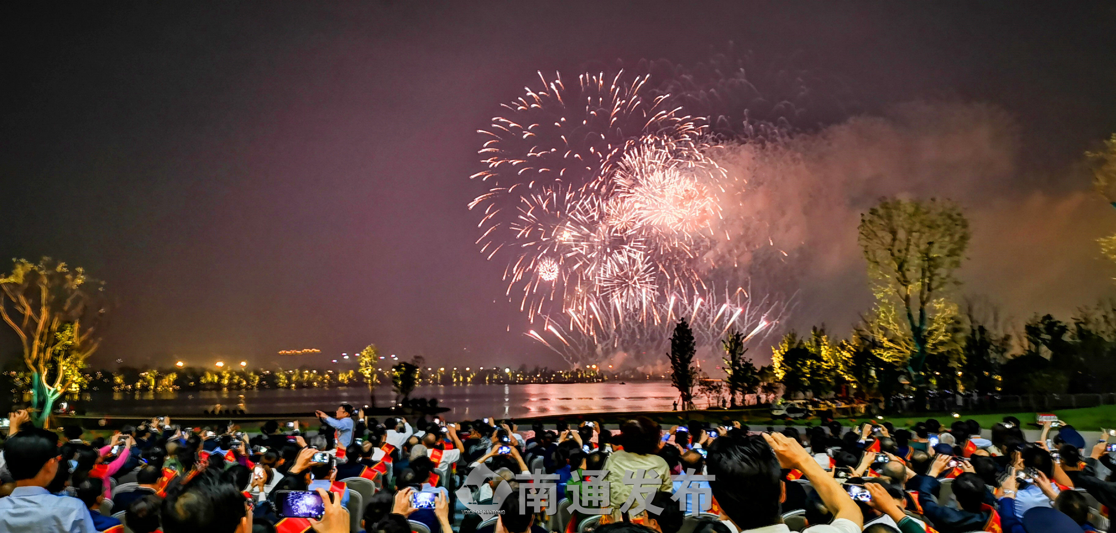 焰火秀点亮紫琅湖绚烂夜南通湖上烟花美图集