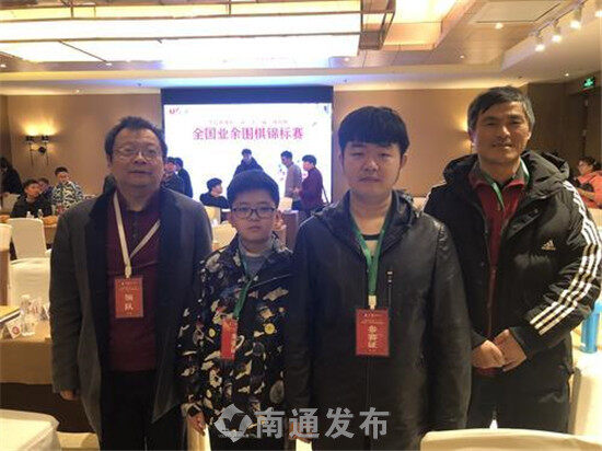 合影者为本报教练,队员,左起朱跃文,朱宇鹏,马天放,王晨.