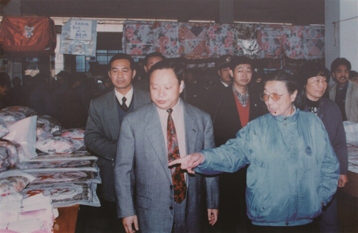 全国政协原副主席钱正英(前右一)视察海门叠石桥绣品市场。 全国政协原副主席钱正英(前右一)视察海门叠石桥绣品市场。