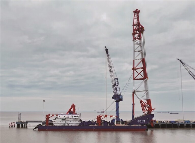 世界最大打桩船“二航长青”轮