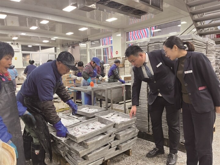 南通中行工作人员走访了解海产商户经营情况