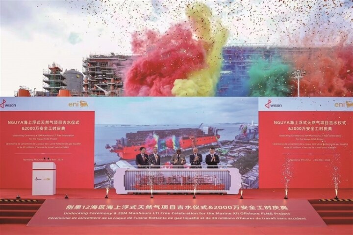 建设银行南通分行主要负责人出席惠生集团刚果12海区海上浮式天然气项目吉水仪式暨2000万安全工时庆典。