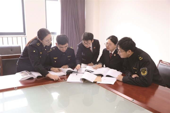 如皋市检察院的检察官与市场监管部门工作人员讨论案件