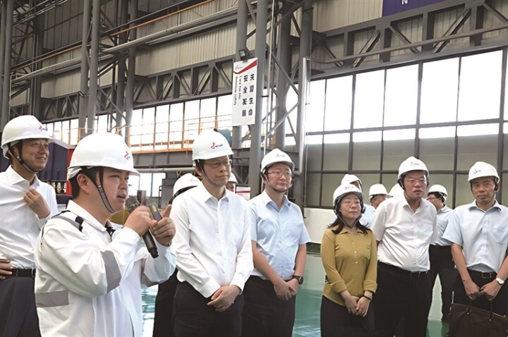 建设银行南通分行行长张晶陪同建行江苏省分行党委书记、行长刘广良一行走访韩通船舶、惠生重工、海新船务等企业。