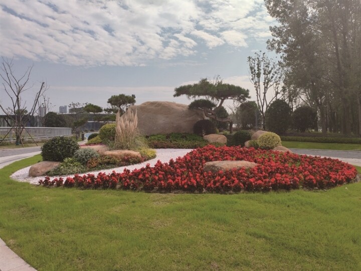 我市一處公園綠地。記者陳靜