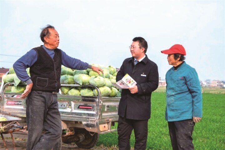 海安支行走进乡村田头开展金融宣教活动