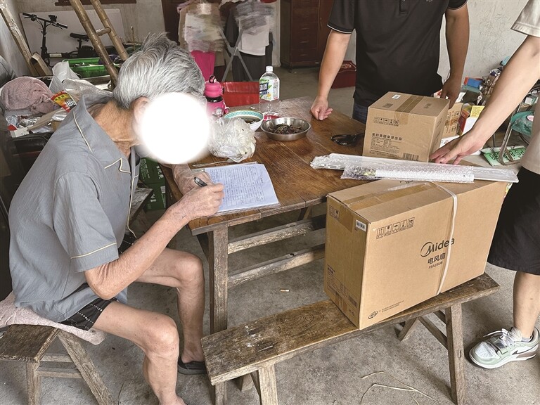 爱心物资送到受助人家中。