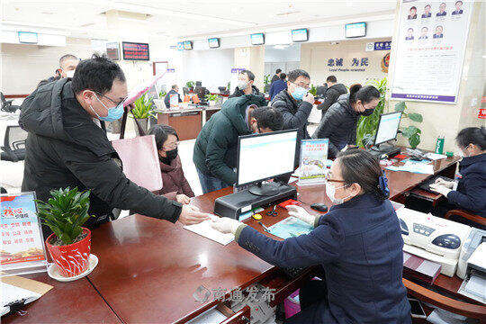 图为窗口工作人员按照预约时间为办事群众办理业务