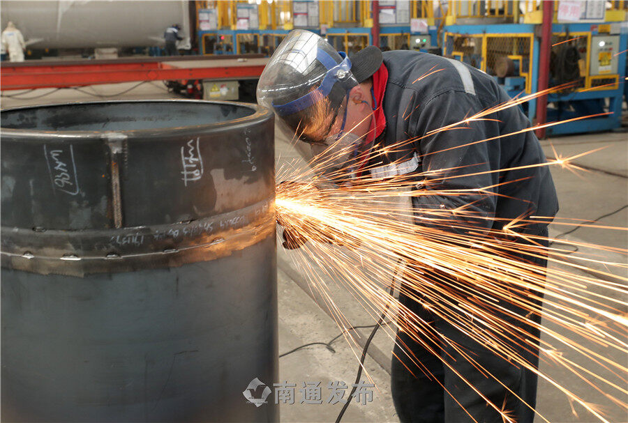 焊花飞溅,工作人员正在进行等离子切割,筒体加强圈焊接