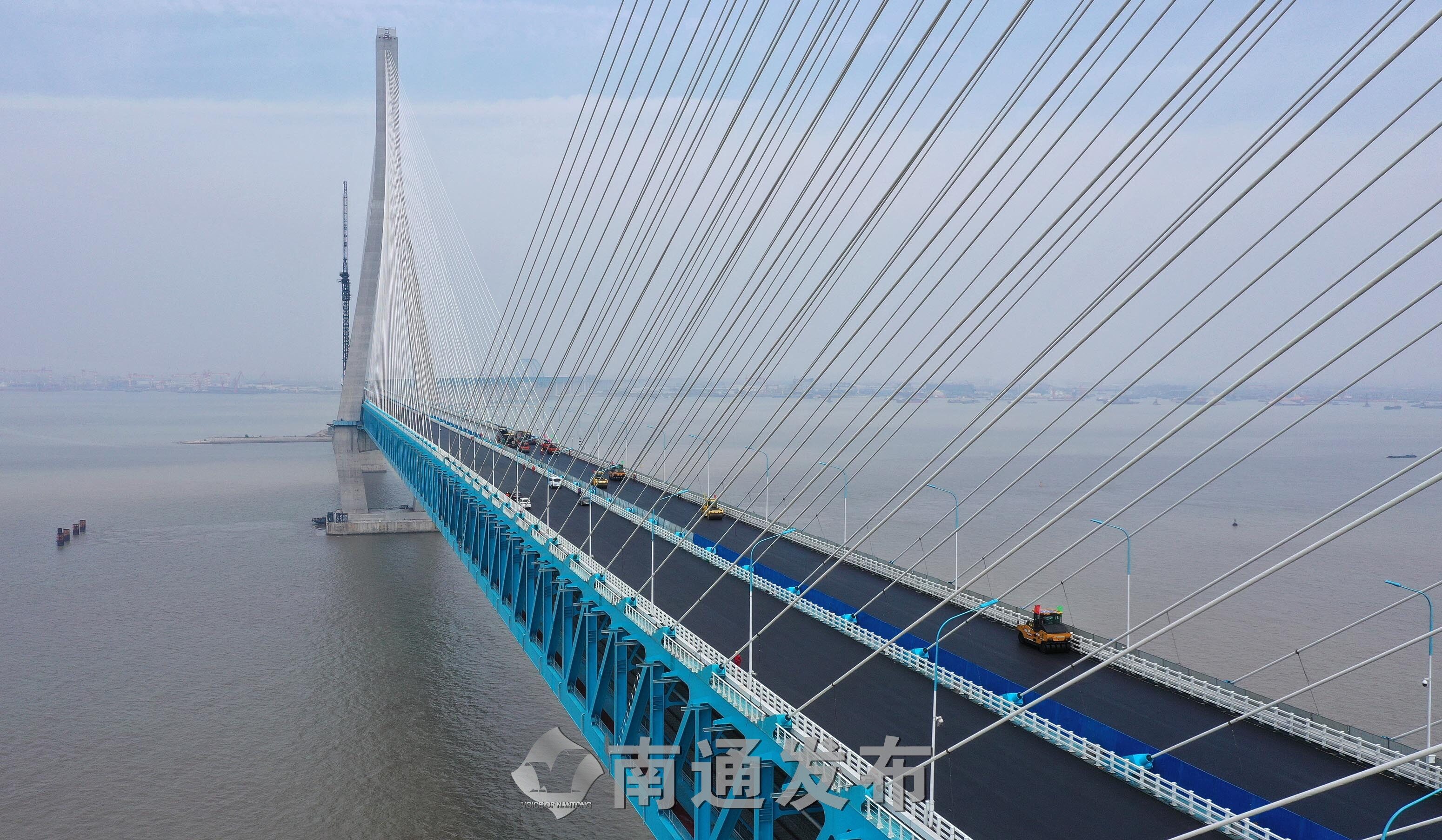 沪通长江大桥主航道桥面沥青摊铺今天完工|南通发布