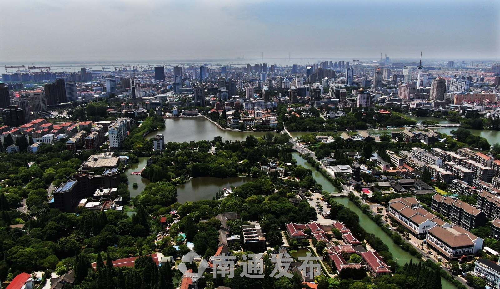 航拍濠河:绿意盎然初夏美景|南通发布