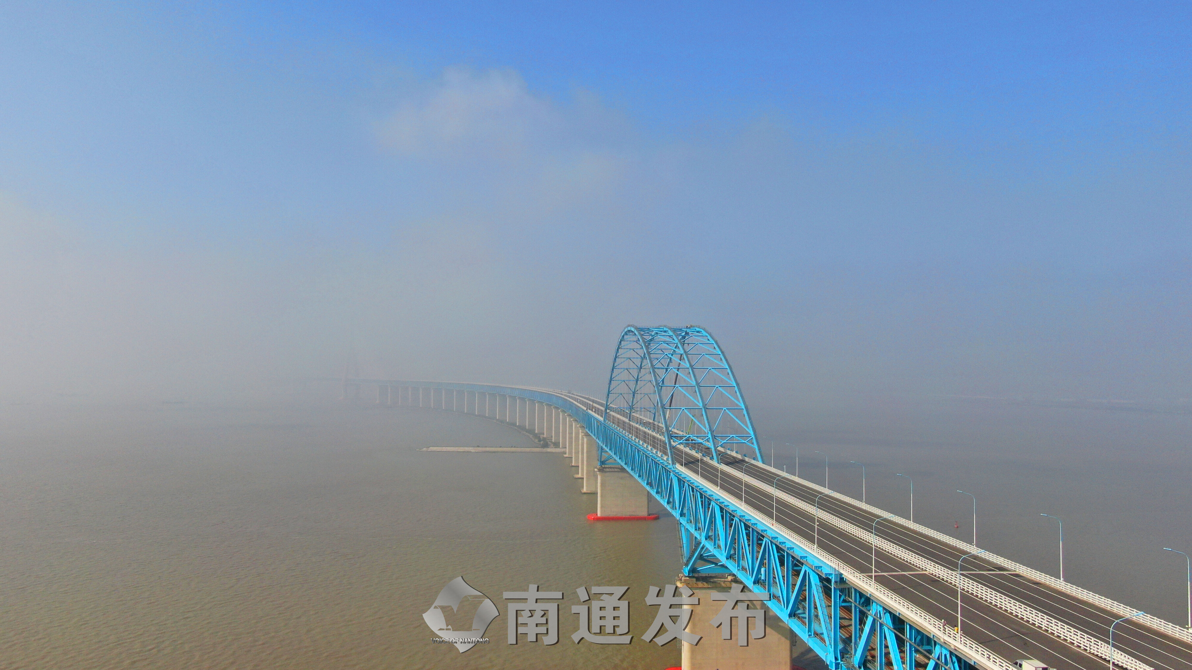 别样胜景!沪苏通长江公铁大桥云雾缭绕|南通发布