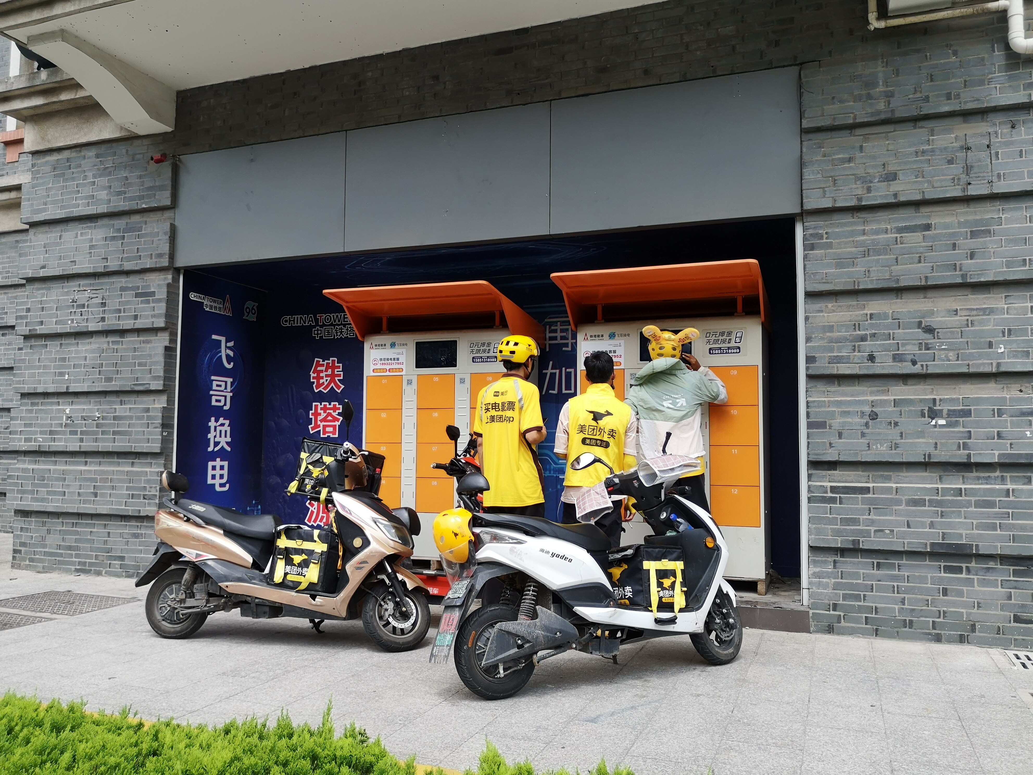 铁塔"飞哥换电"丨为快递小哥,外卖骑手按下"续航键"|南通发布