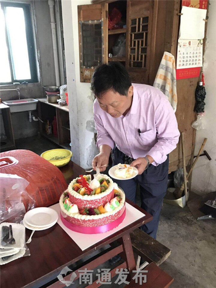 102岁 女寿星 过生日 社区送祝福 102岁 女寿星 过生日 社区送祝福
