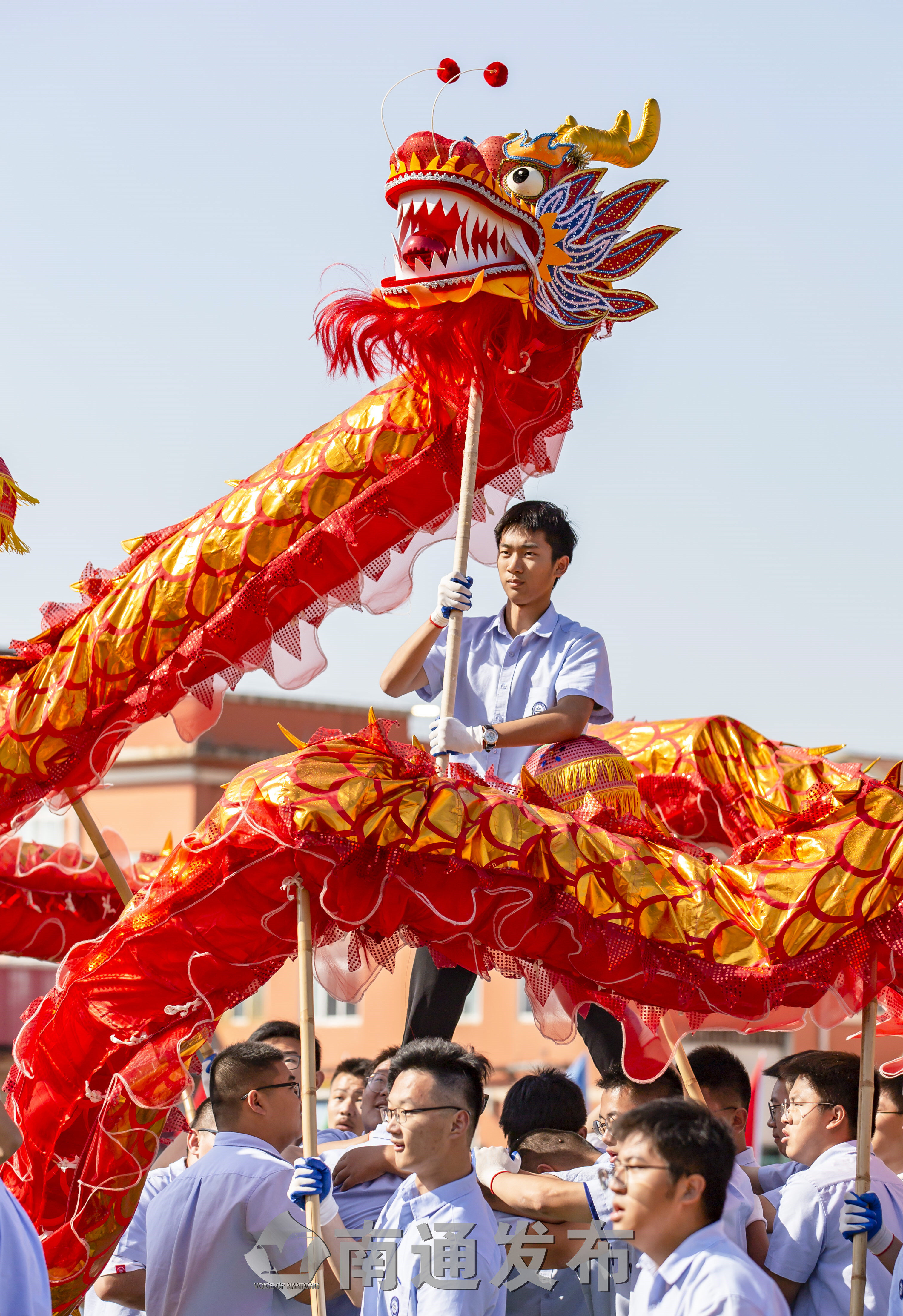 海安市曲塘中学通过体育社团活动,开设舞龙课,让学生学习传统舞龙技艺