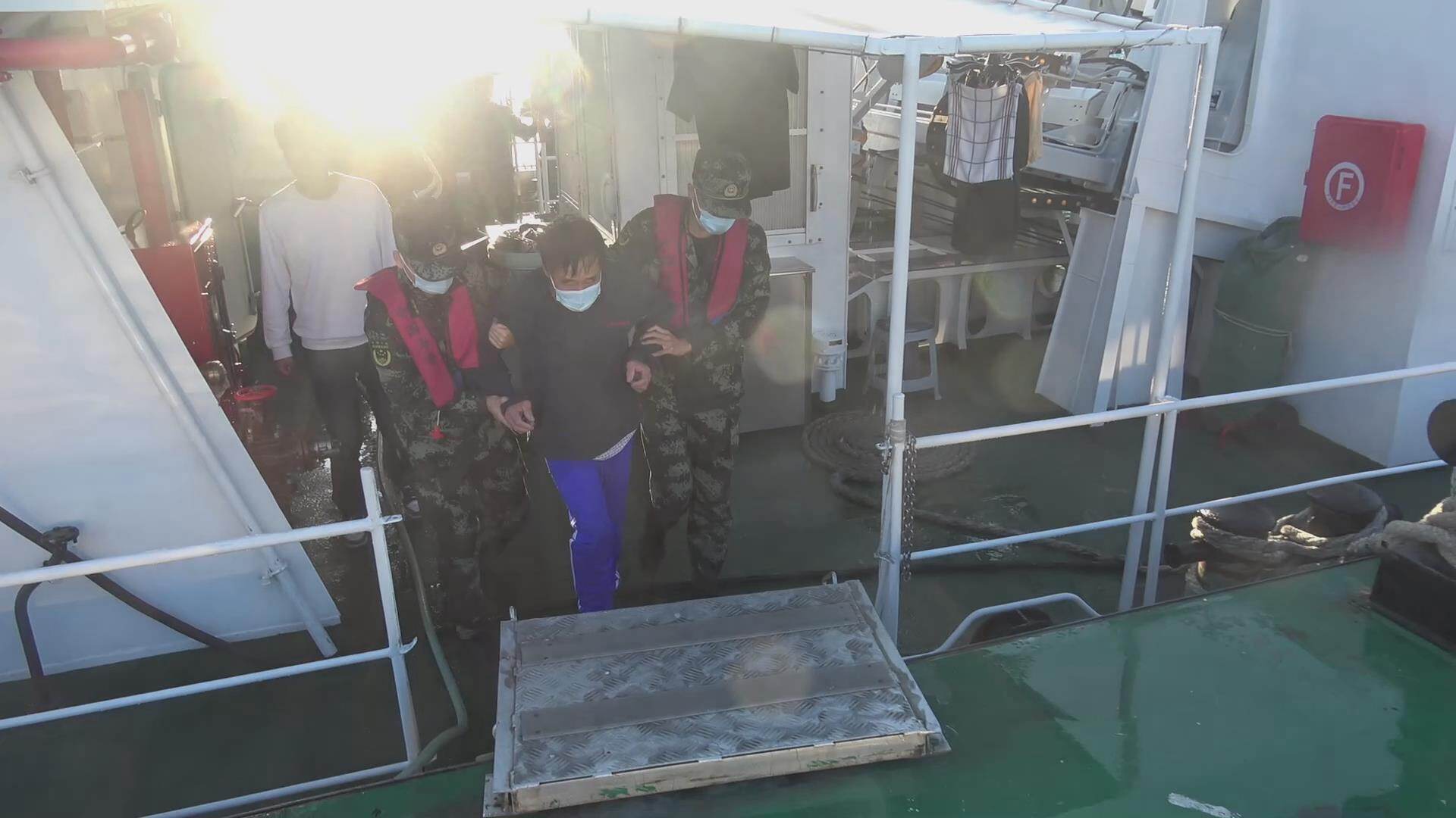 图4 海警人员协助将求助渔民转运上岸.jpg