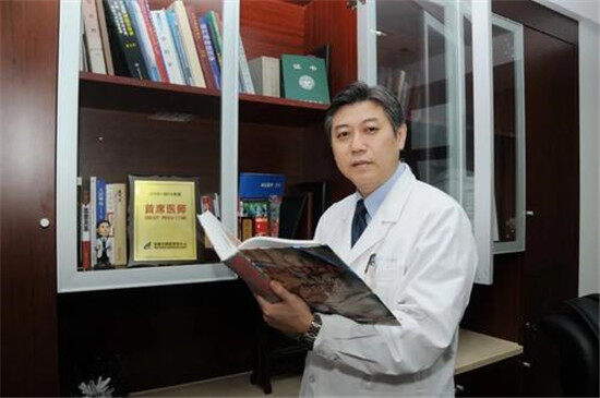 鲁晓杰:临床医学1983级,现任无锡市第五人民医院院长