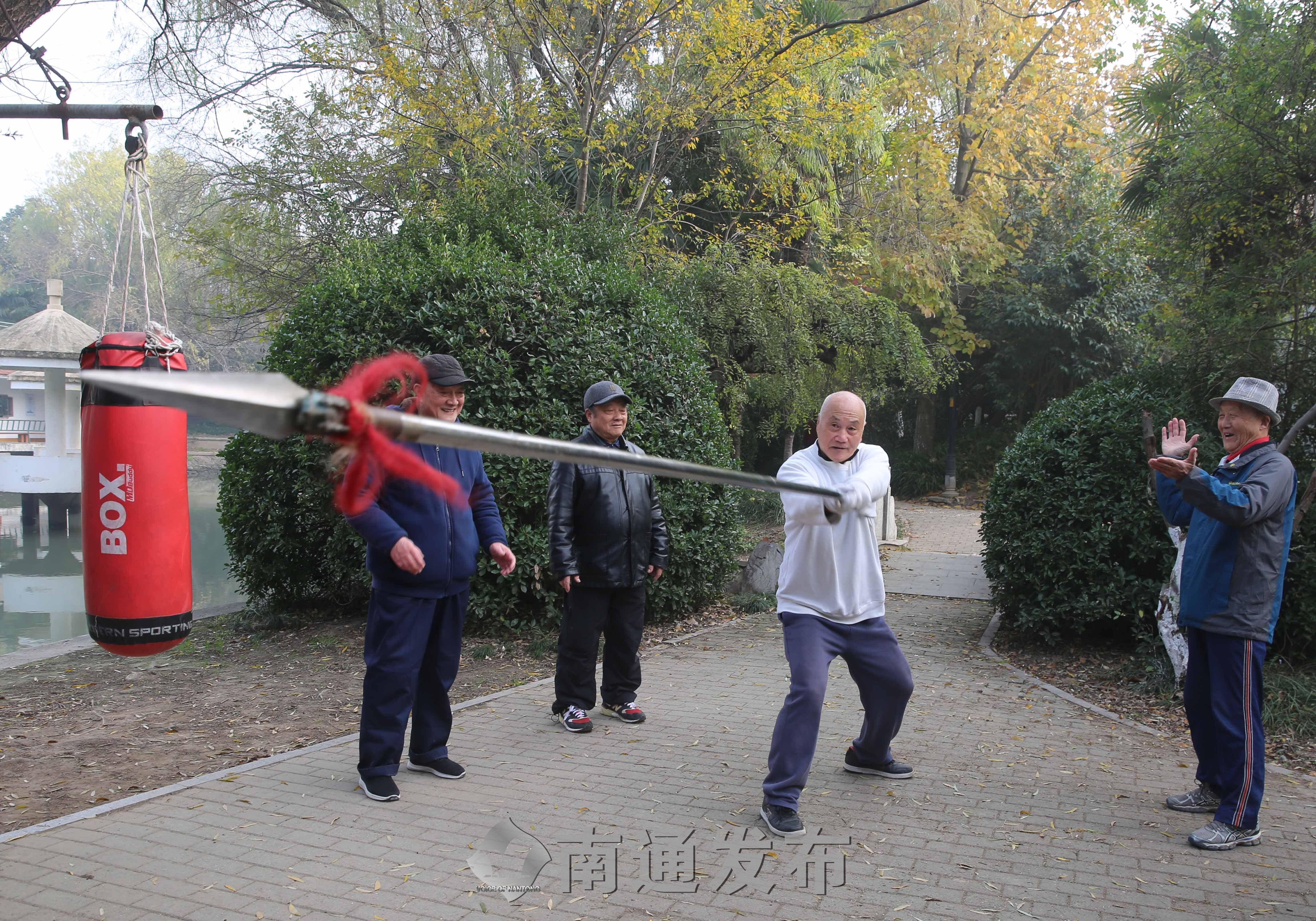 新晋网红"舞长枪大爷"与昔日队友重逢|南通发布