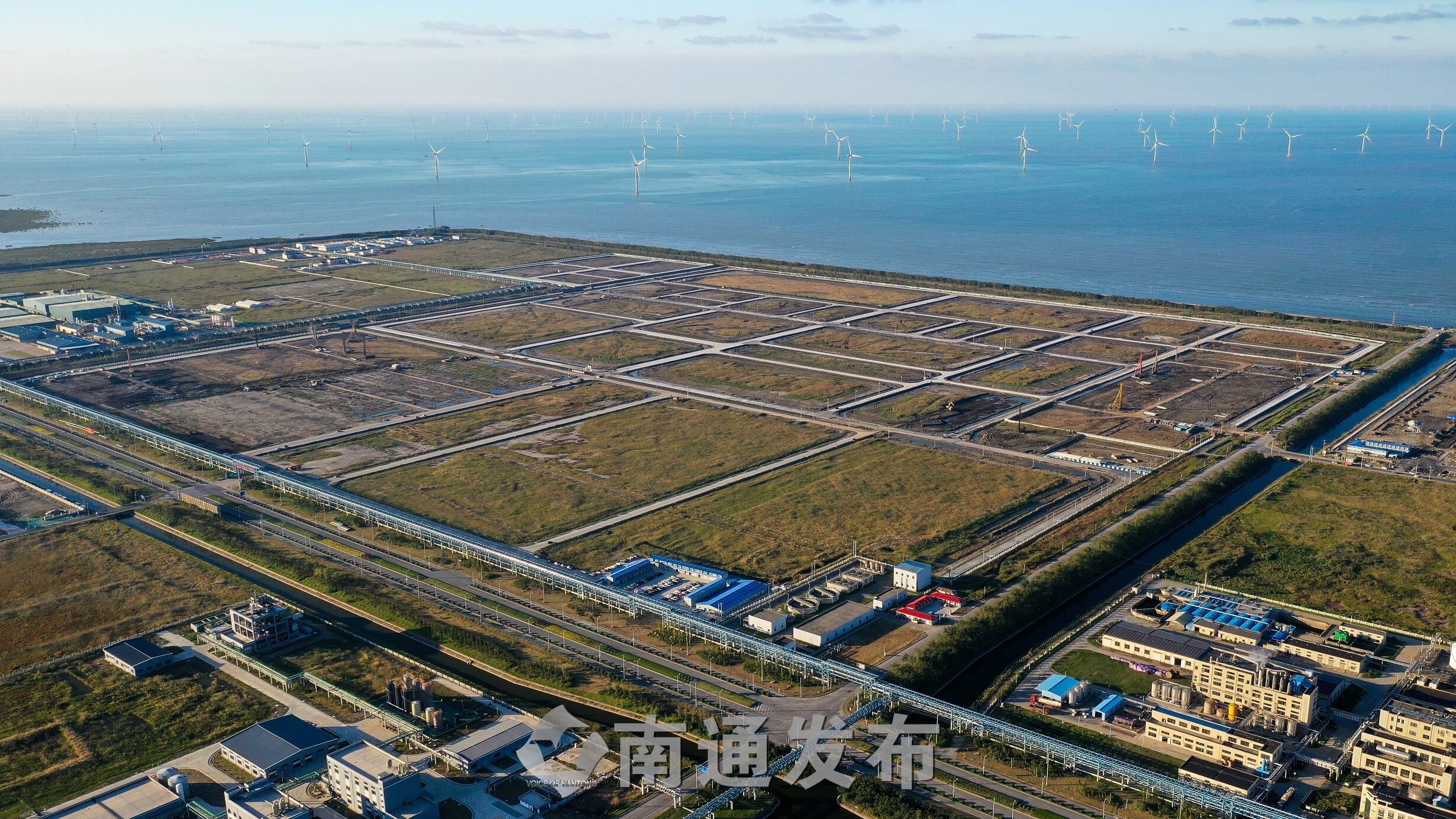 在如东洋口港阳光岛上,"能源岛"建设现场一派繁忙景象.