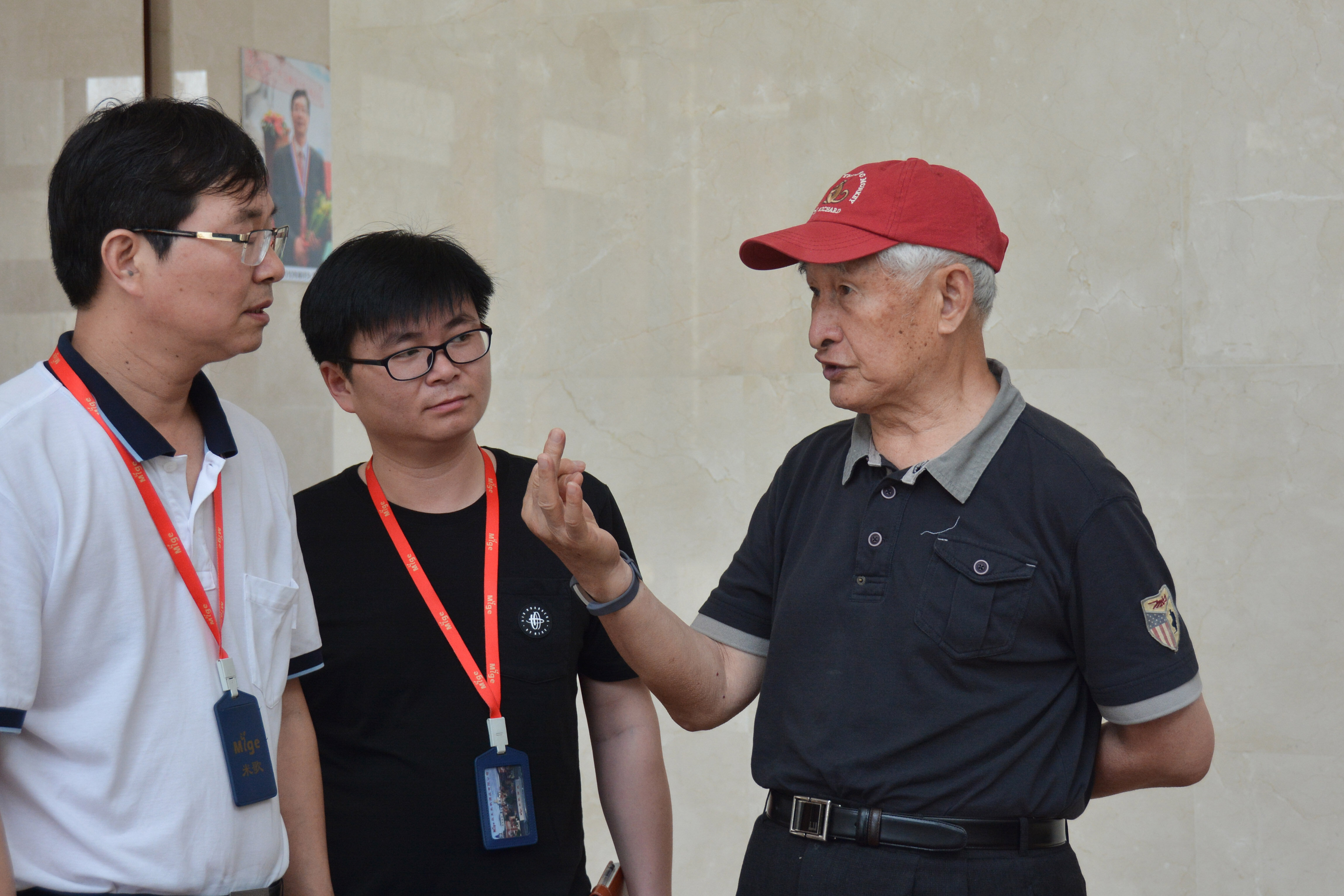 (图:季克良(右一)和胡金城(左一),王郁扬交流酿酒心得)