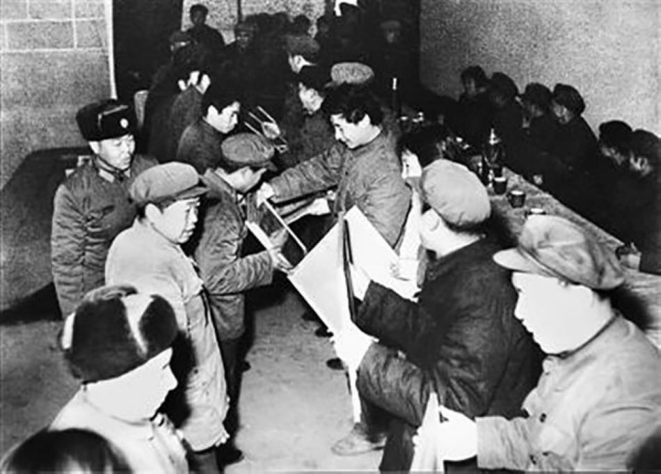  1982年冬，习近平为正定县劳模颁奖。