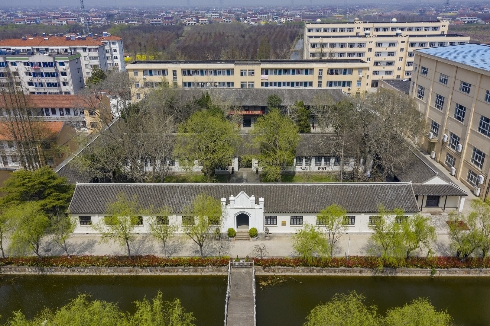 坐落于启东市海复镇东南中学校园深处的一处四合院,因其承载着