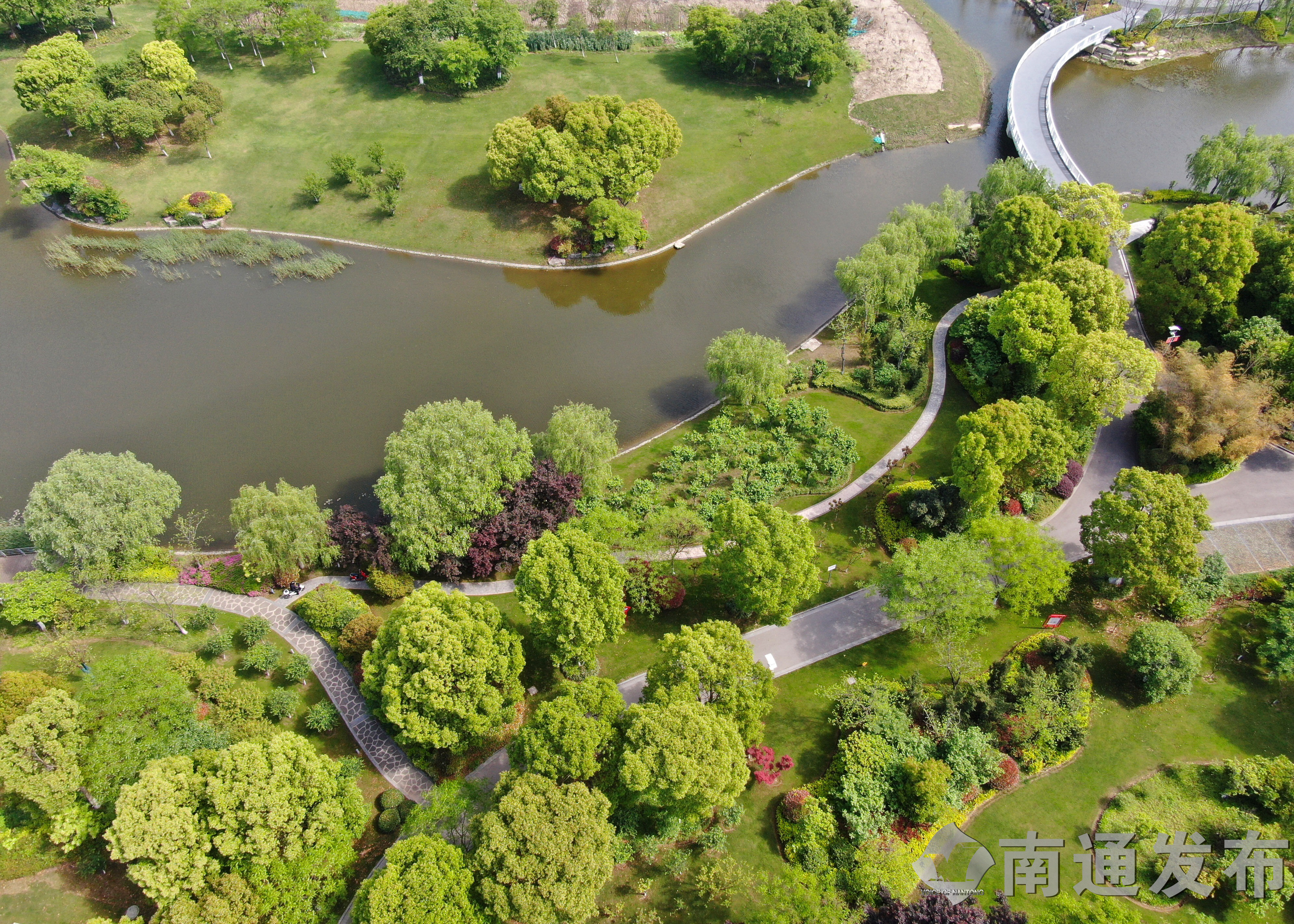 航拍"绿色氧吧"能达中央公园:绿意盎然惹人眼|南通发布