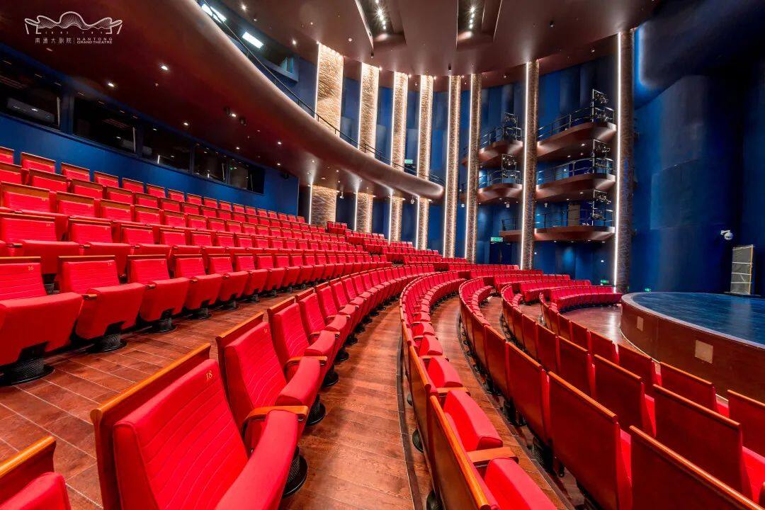 南通大剧院由国际级建筑大师保罗·安德鲁领衔设计,设计理念为"琴山珠