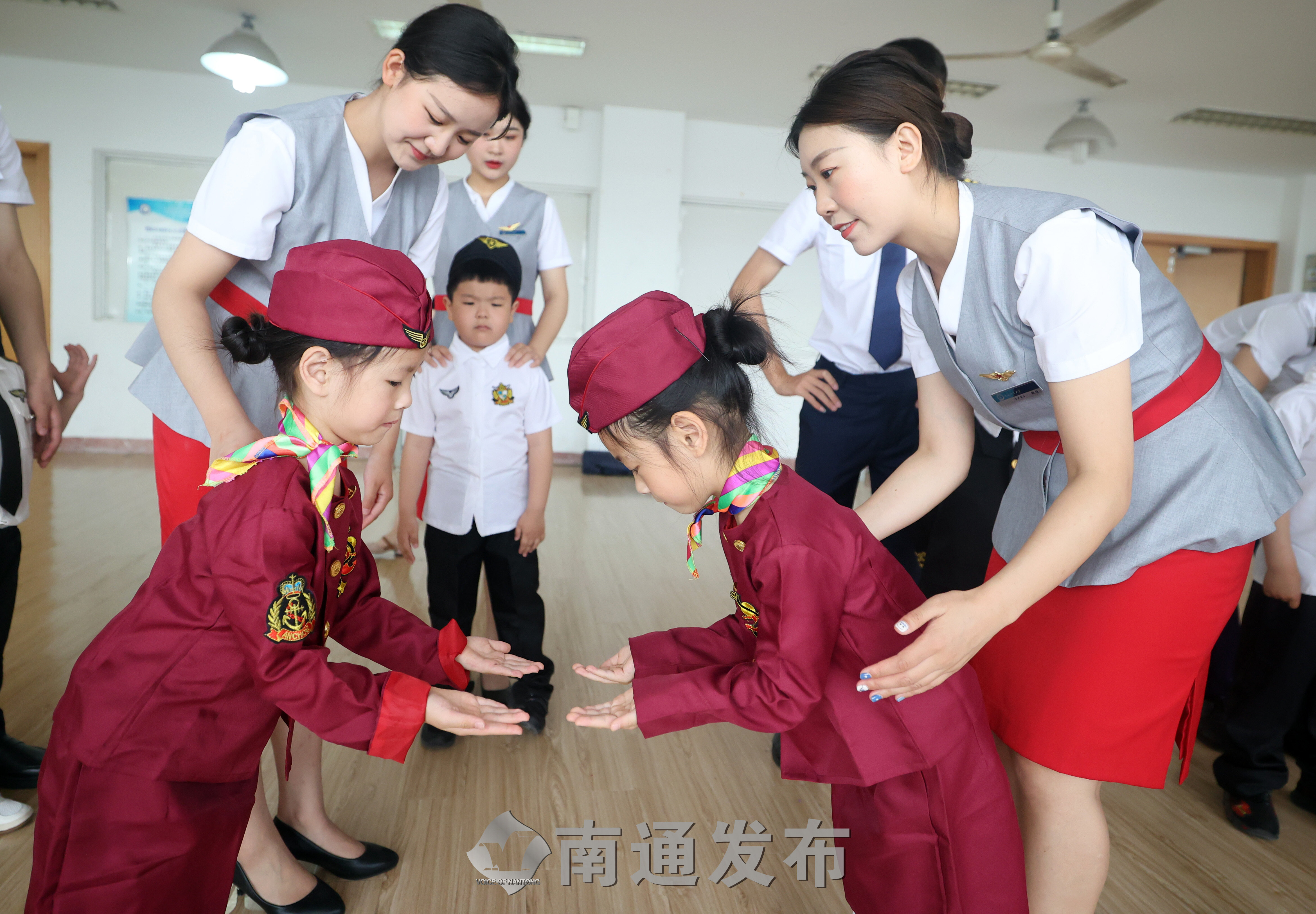 南通职业大学:萌娃化身"小小空乘员"体验空乘迎"六一"|南通发布