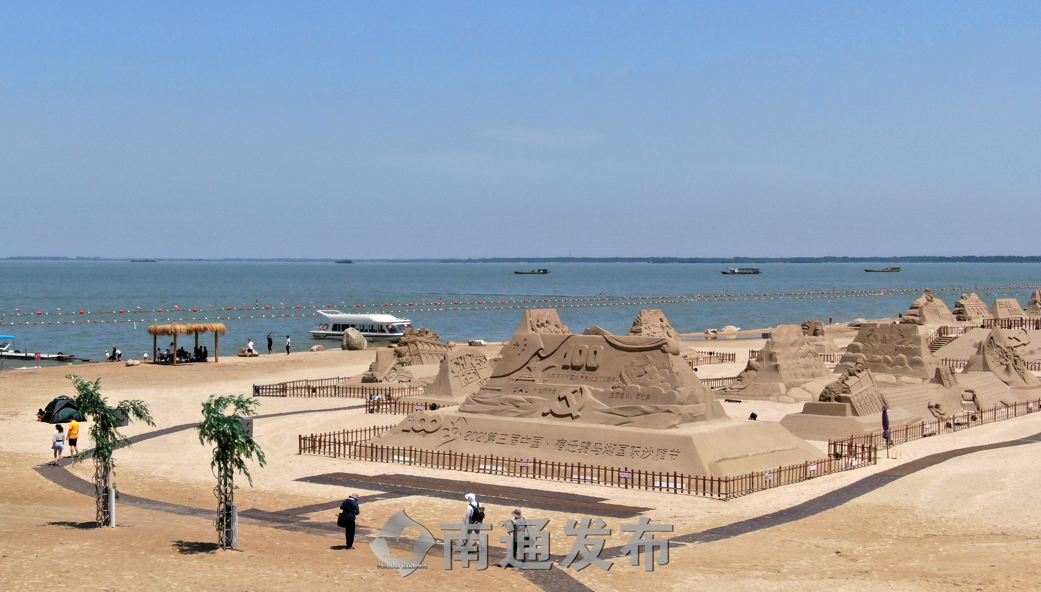 航拍骆马湖沙滩公园"百年征程"沙雕作品|南通发布