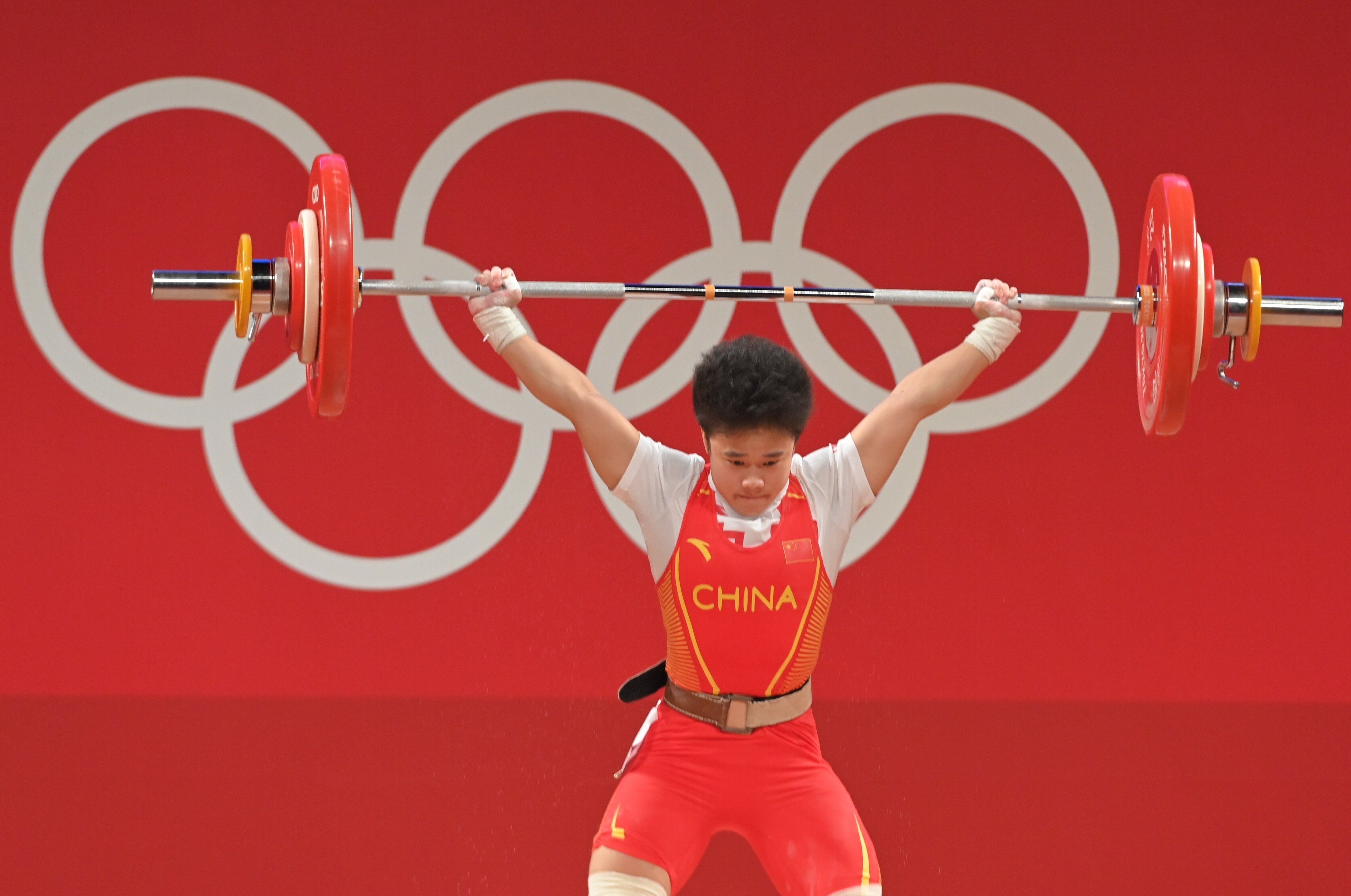 侯志慧夺得东京奥运会举重女子49kg级金牌