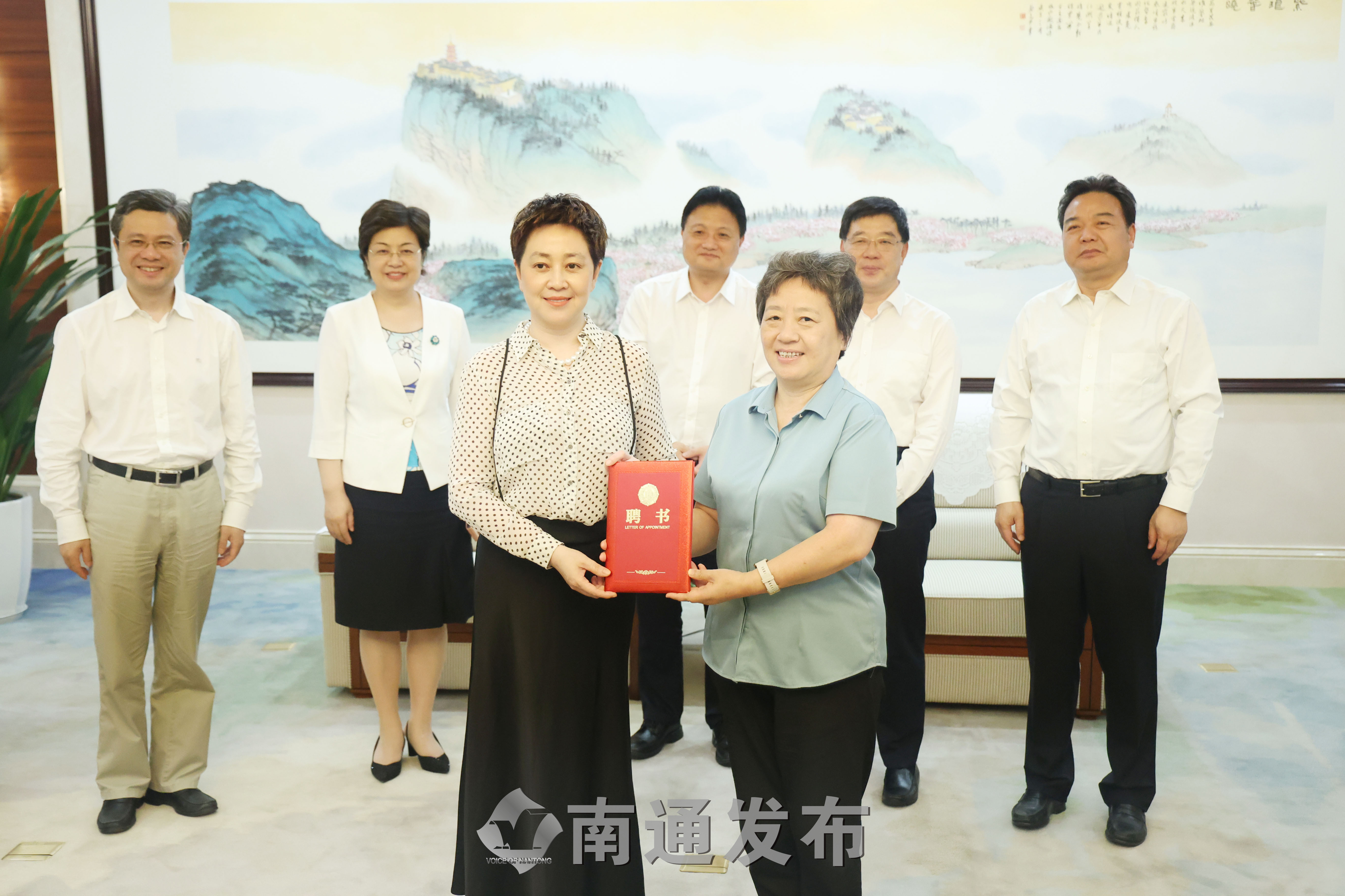 单晓鸣代表市政府向王育颁发聘书