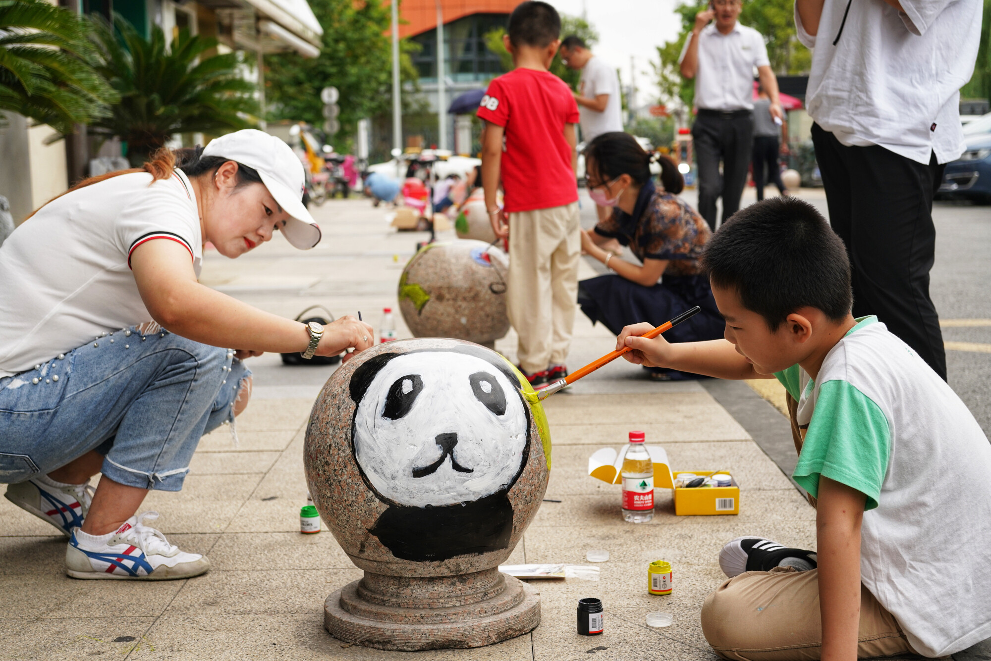 亲子创意涂鸦,石球秒变"风景线"|南通发布
