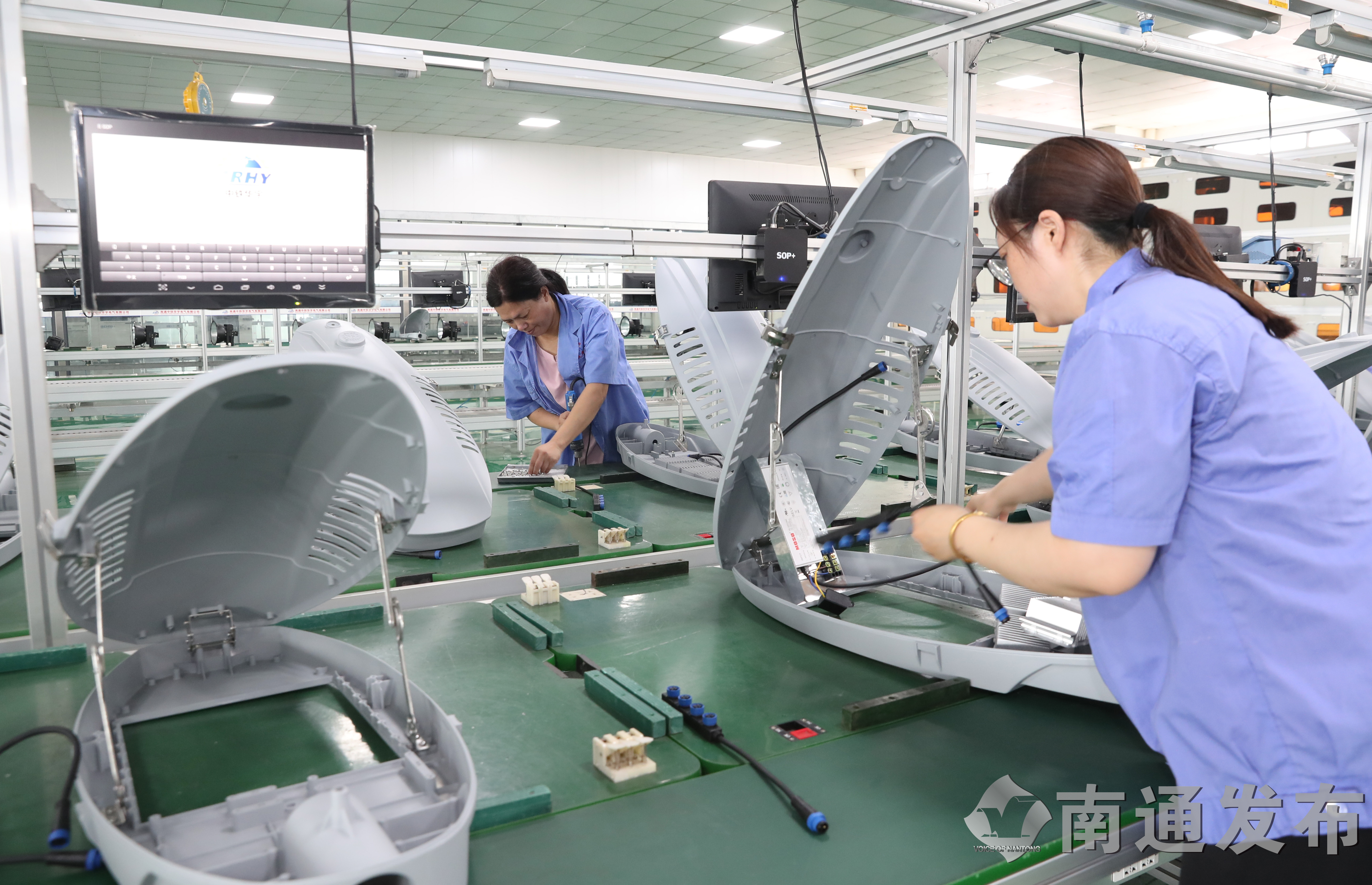 工作人员在如皋市一家获评"江苏省示范智能车间"的灯具装配车间装配