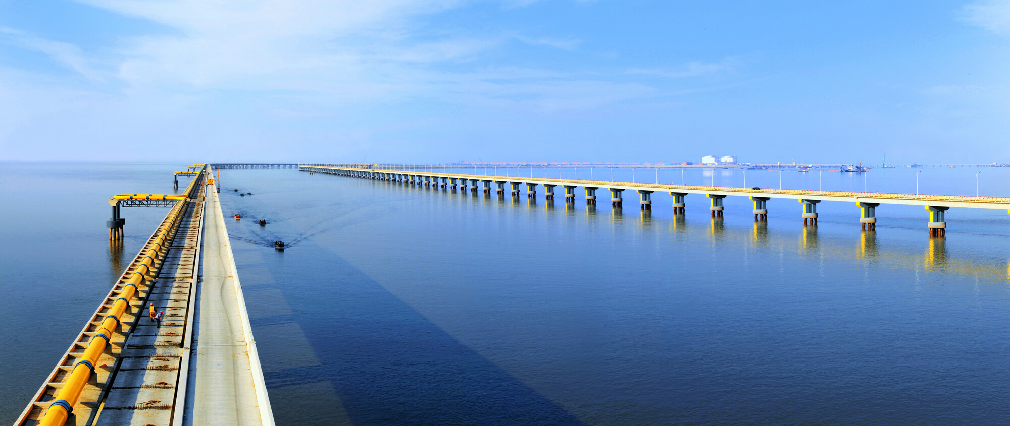 双龙戏珠——黄海大桥,管线桥跨海通向阳光岛,架起物流大通道.