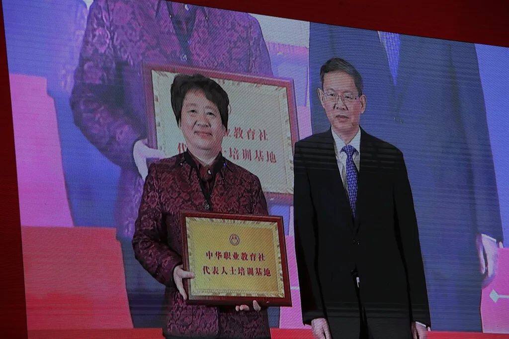 单晓鸣,马啸平,市政府秘书长凌屹,市政协秘书长邵怀德参加了活动