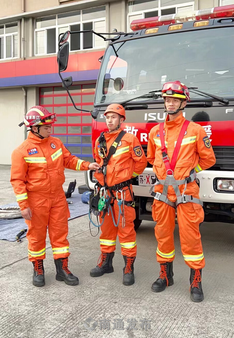 新旧全身安全吊带对比(左新右旧)