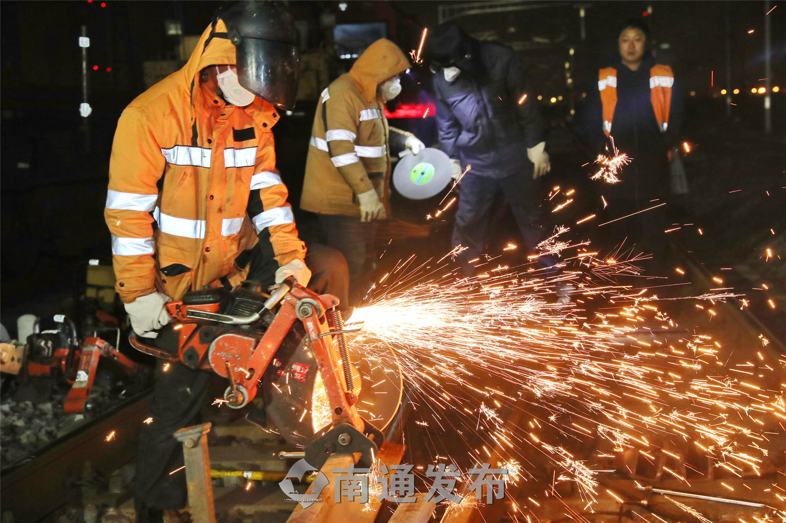 新春走基层夜间抢时机新长工务段更换伤损岔心保春运南通发布