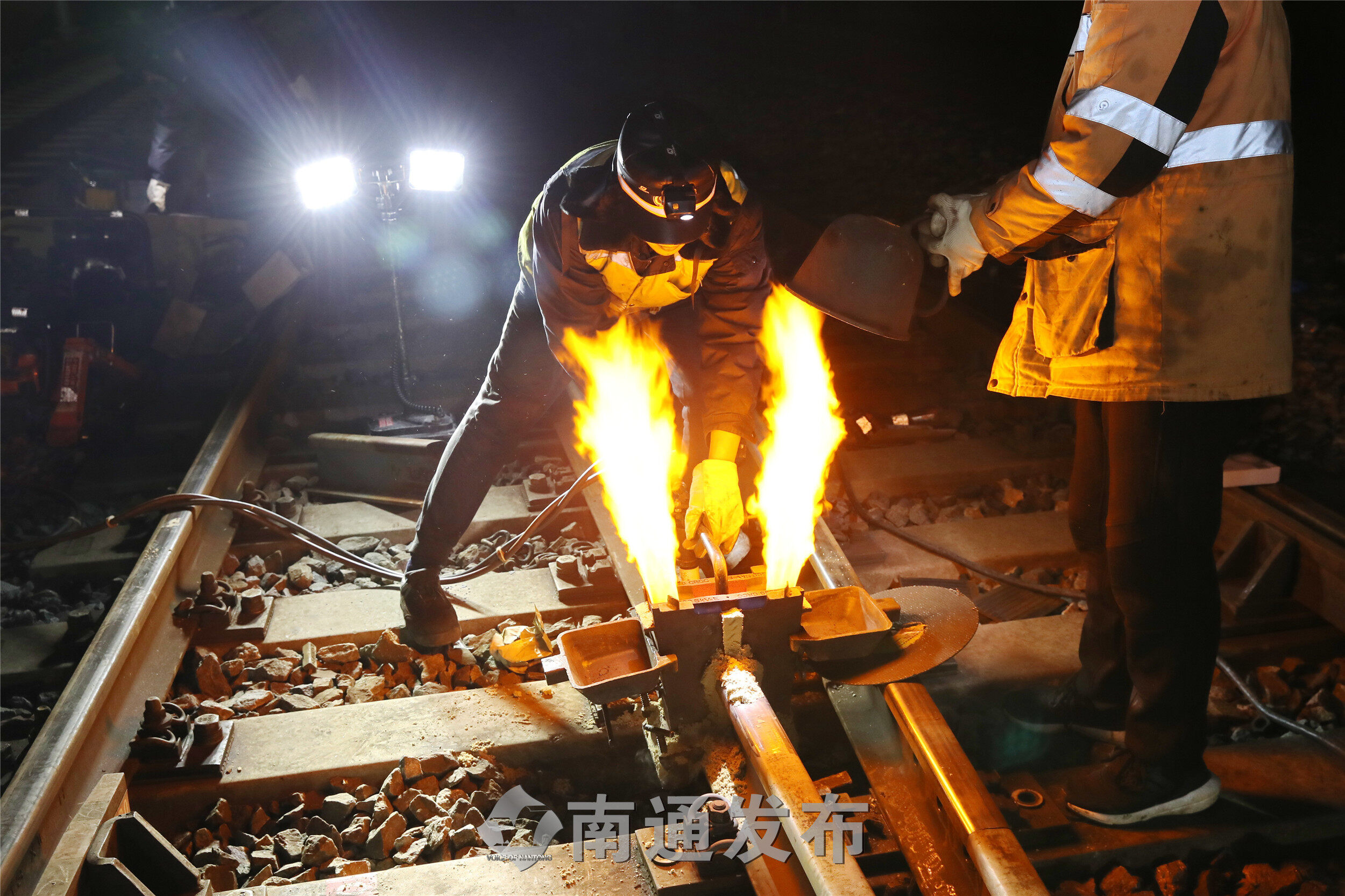 新春走基层夜间抢时机新长工务段更换伤损岔心保春运南通发布