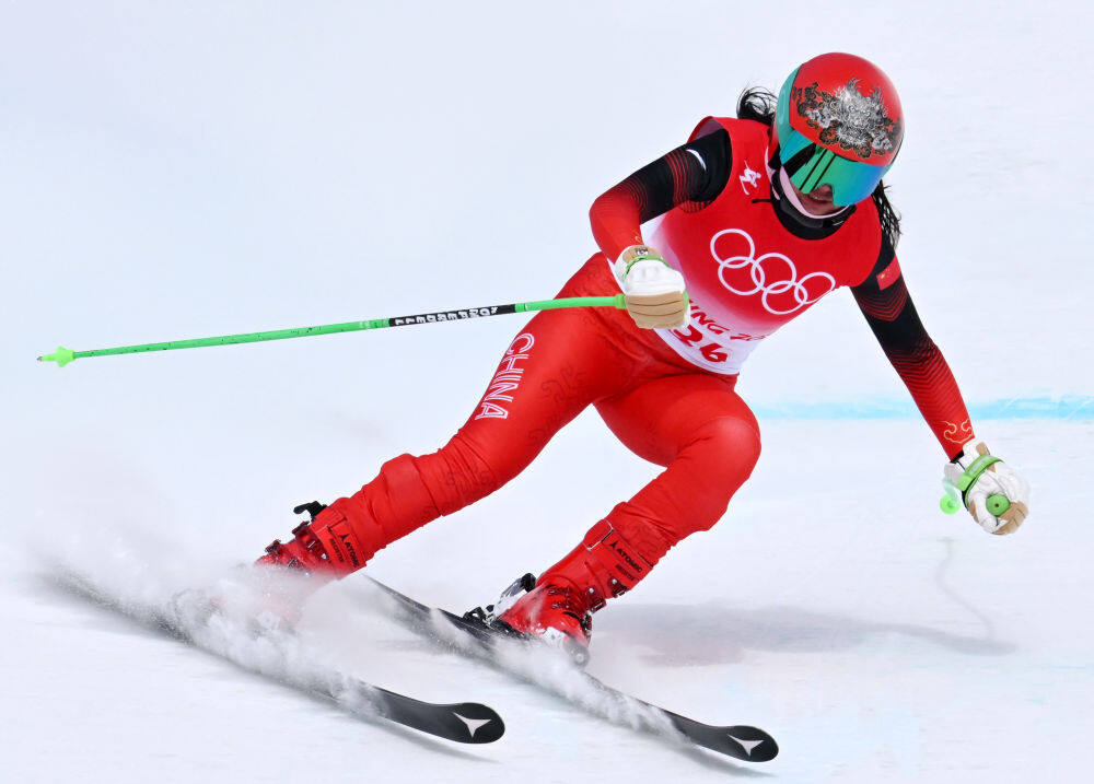 2月15日,中国选手孔凡影在北京冬奥会高山滑雪女子滑降项目比赛中