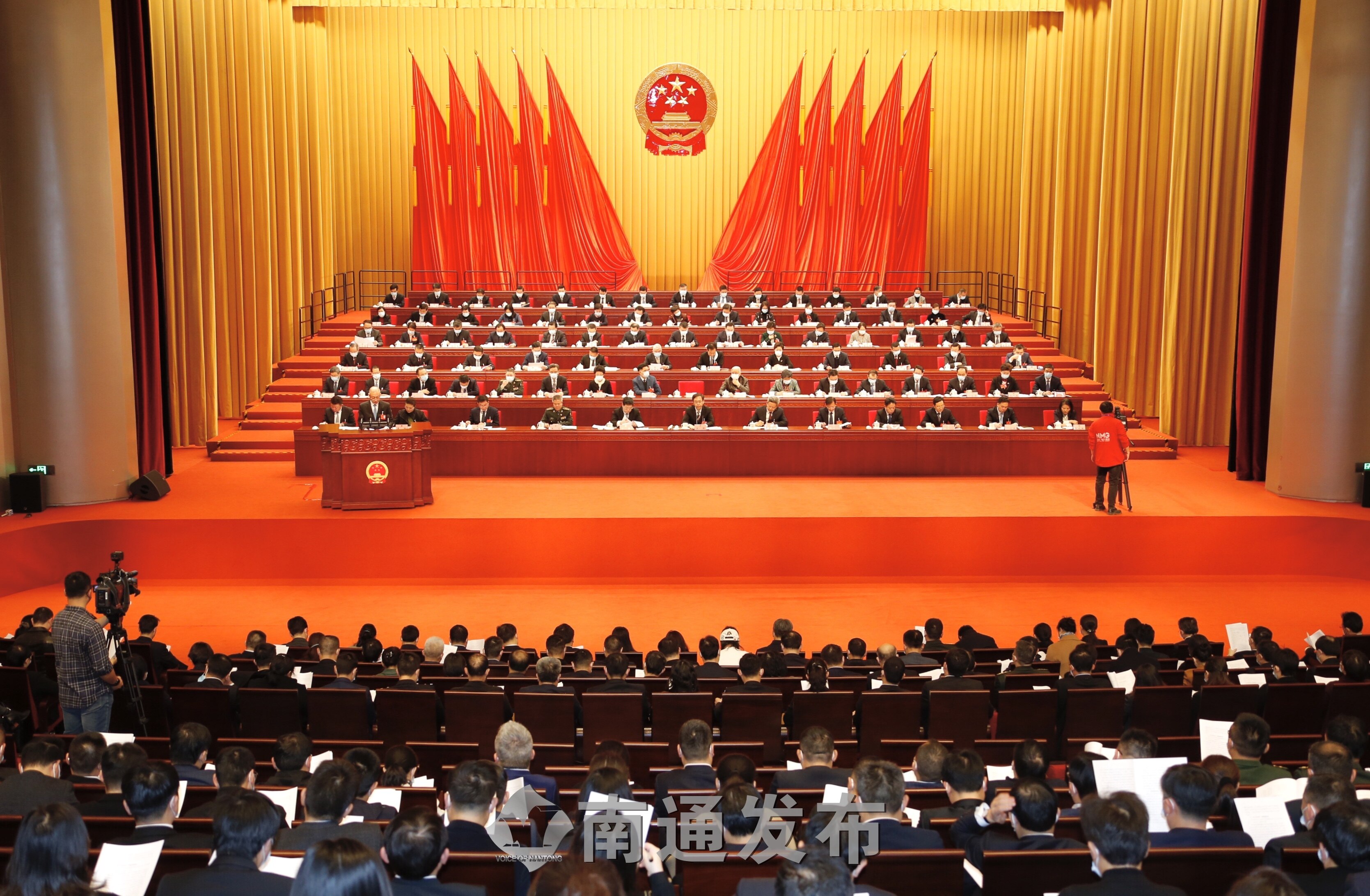 25日下午,市十六届人大一次会议在南通大剧院举行第二次全体会议.