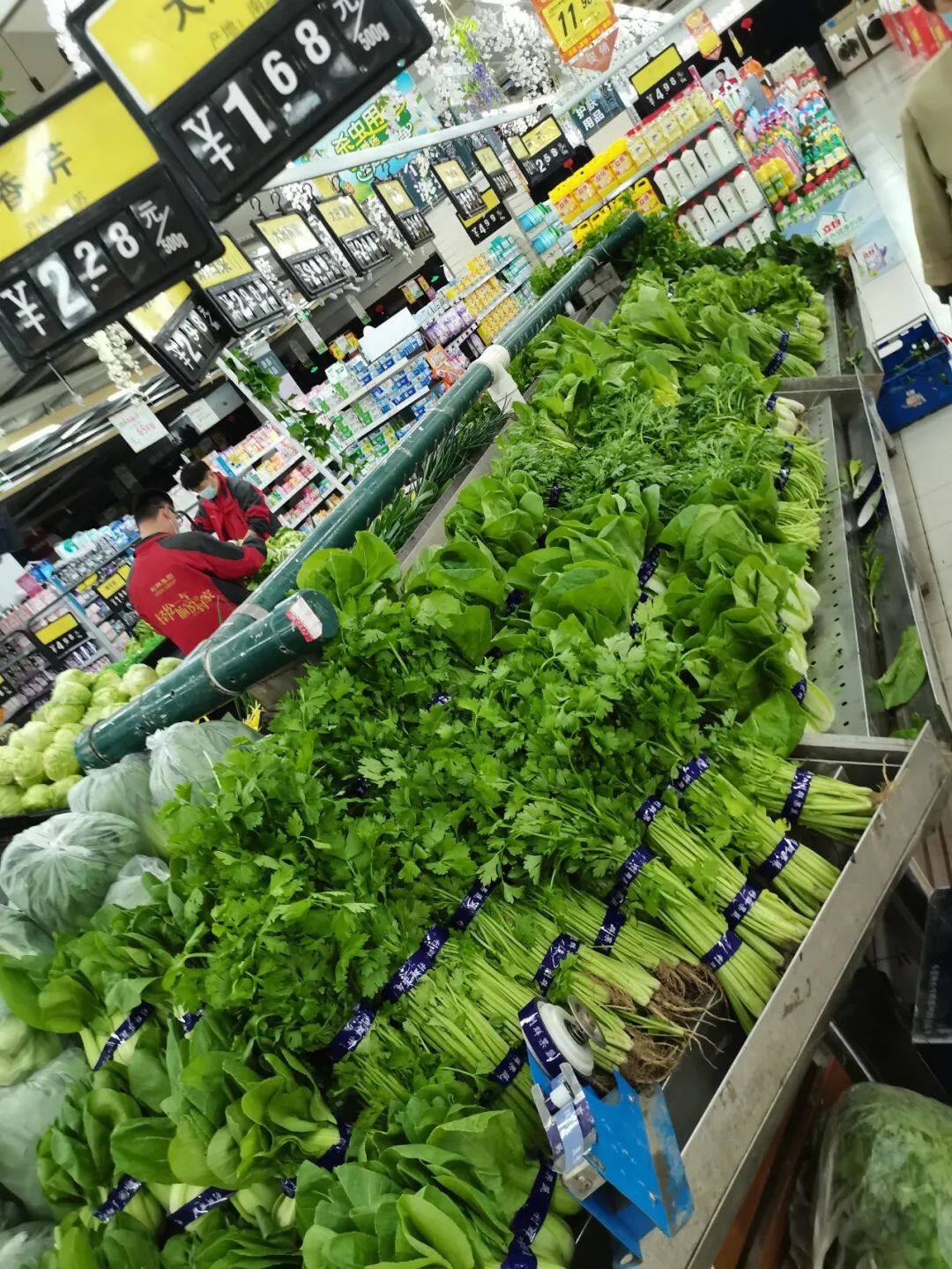 永旺星湖店超市   大润发超市工作人员表示,今日超市的蔬菜供