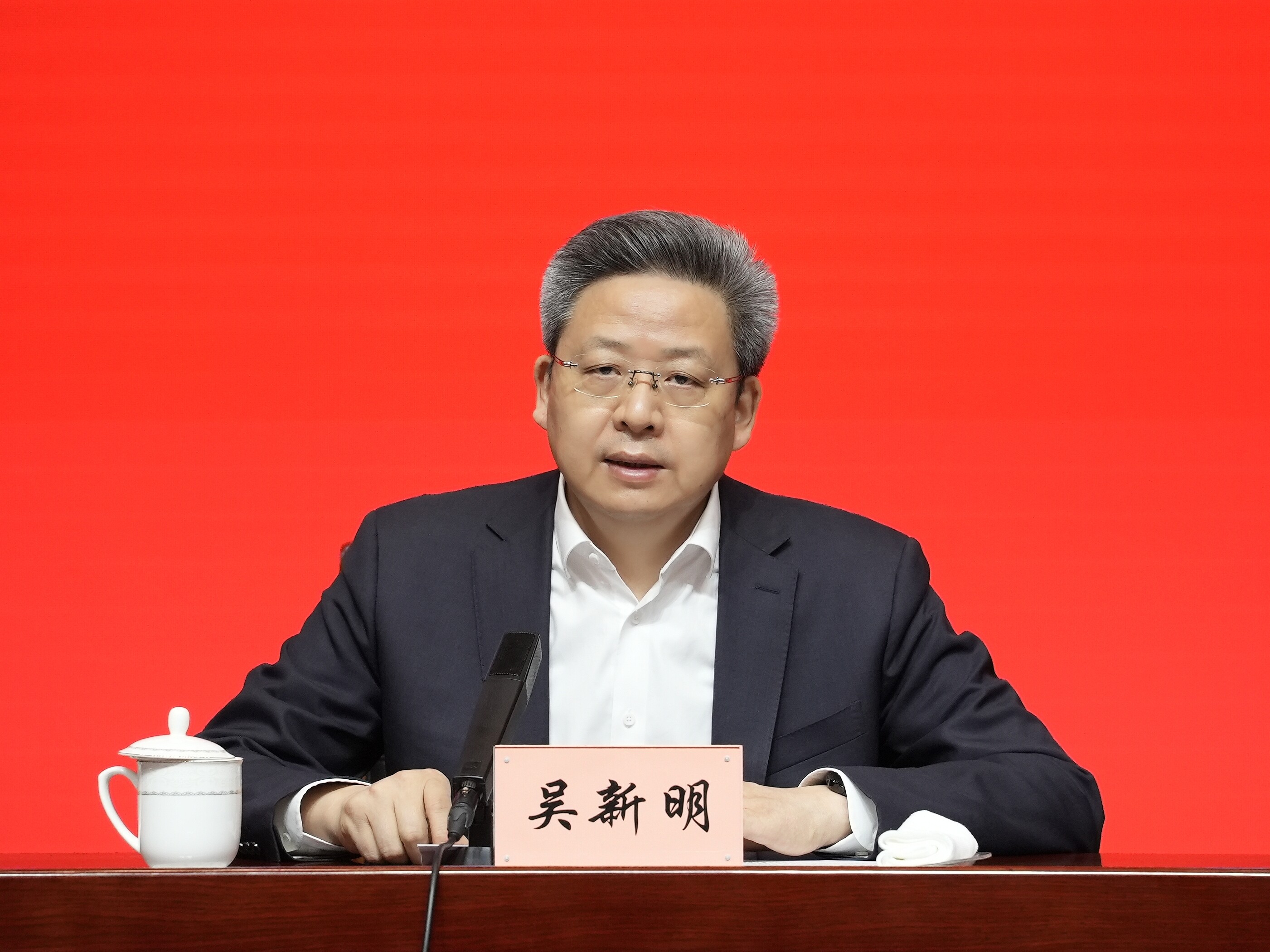 吴新明在市安委会全体扩大会议上强调一着不让防风险