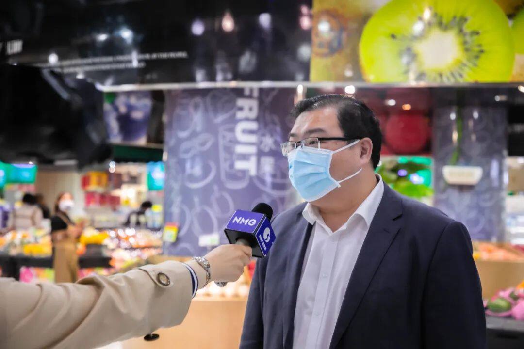 记者采访上海文峰千家惠超市发展有限公司总经理曹晖