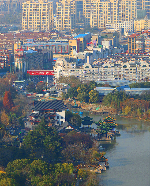 《宜居城市:濠西书苑与现代城市相得益彰,优美的自然环境,显现出