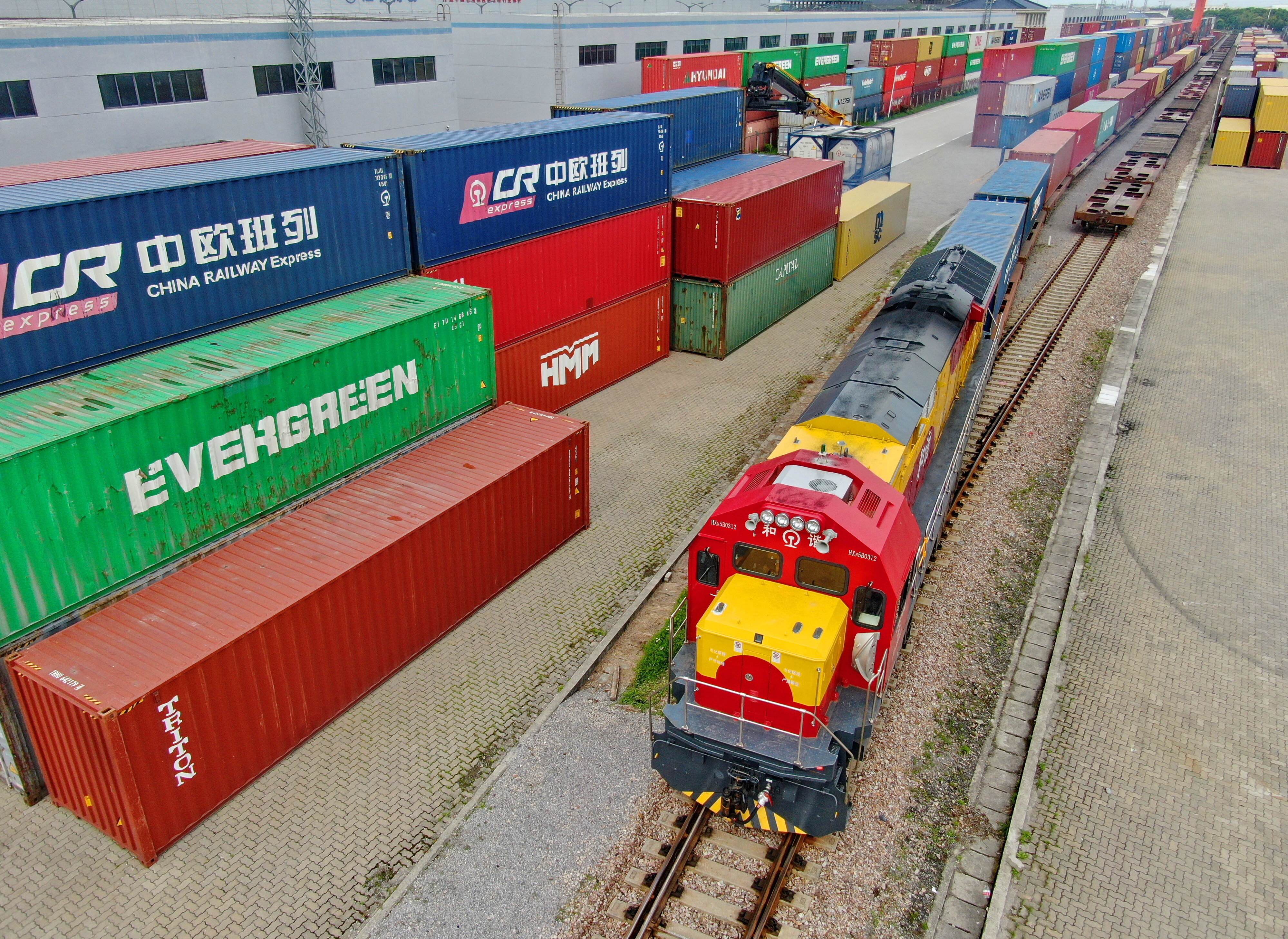 海铁联运班列集装箱驶出货运站到编组场编组.