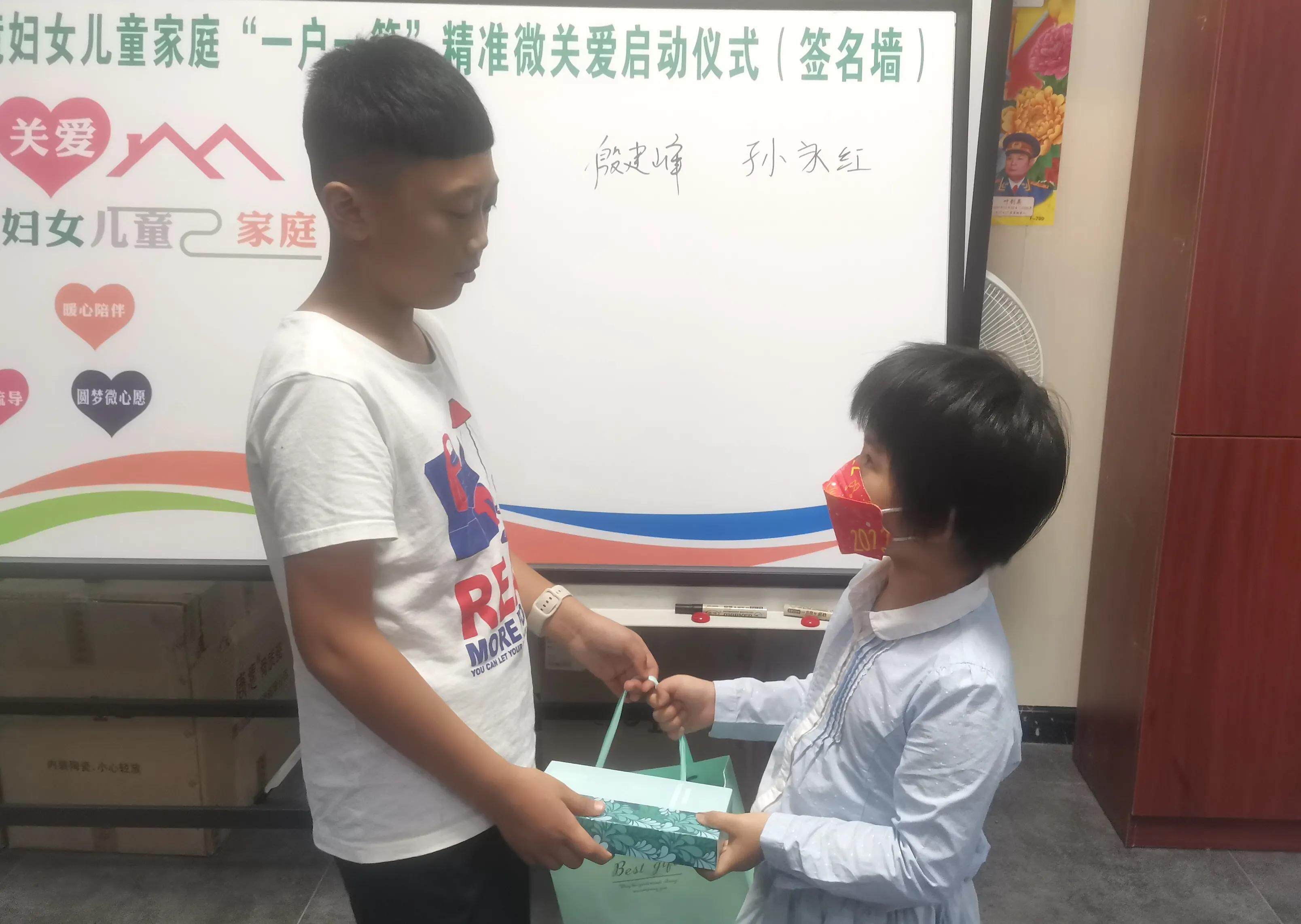 南通平潮镇举行困境妇女儿童家庭“一户一策”精准微关爱启动仪式