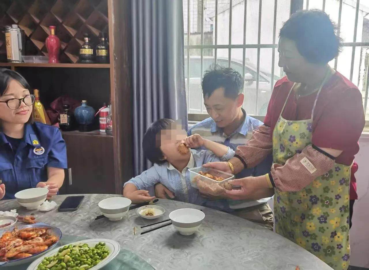 南通平潮镇举行困境妇女儿童家庭“一户一策”精准微关爱启动仪式