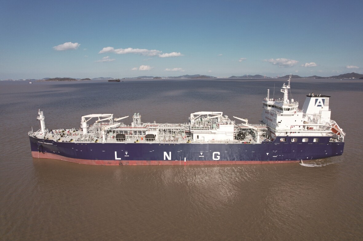 南通中集太平洋海工全球最大20000立方米LNG加注船