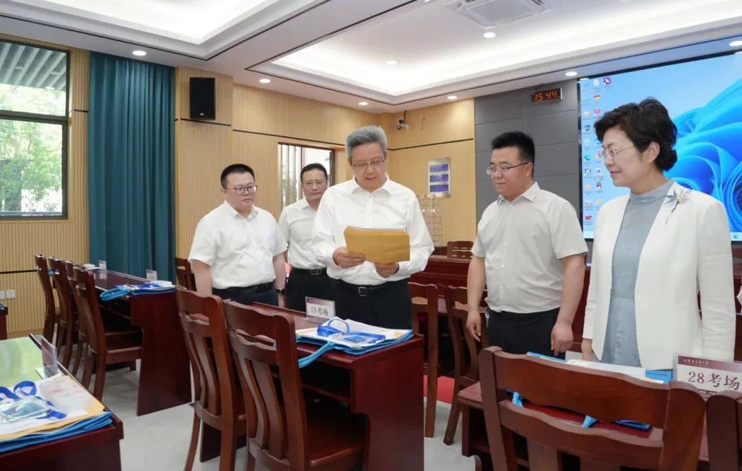 吴书记检查高考考前准备情况(14852623)-20250605195321.jpg